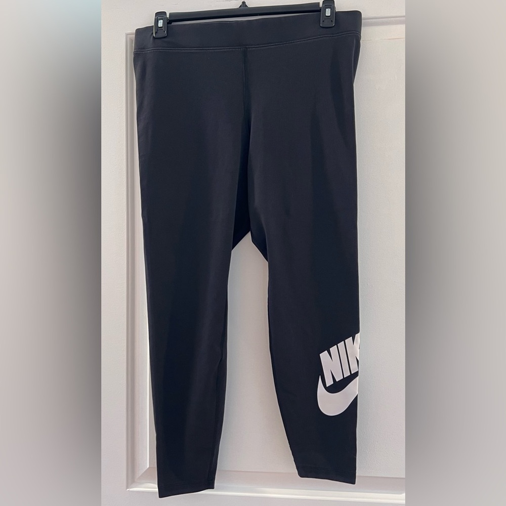 Nike Sportswear Essentials